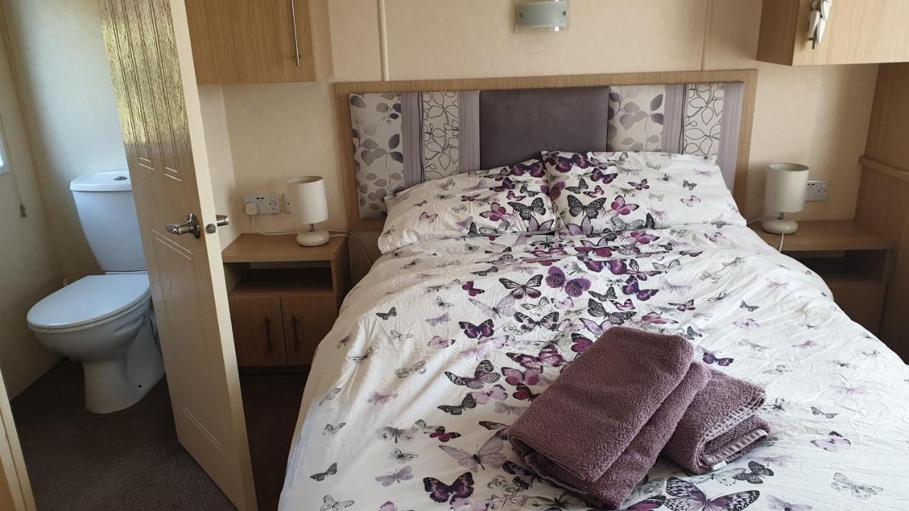 Lodge, Sleeps 4, With Sea & Countryside Views *