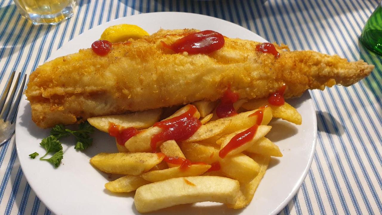 Lodge, Sleeps 4, With Sea & Countryside Views *